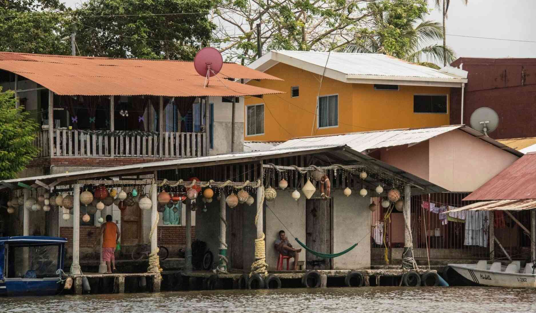 tortuguero-village