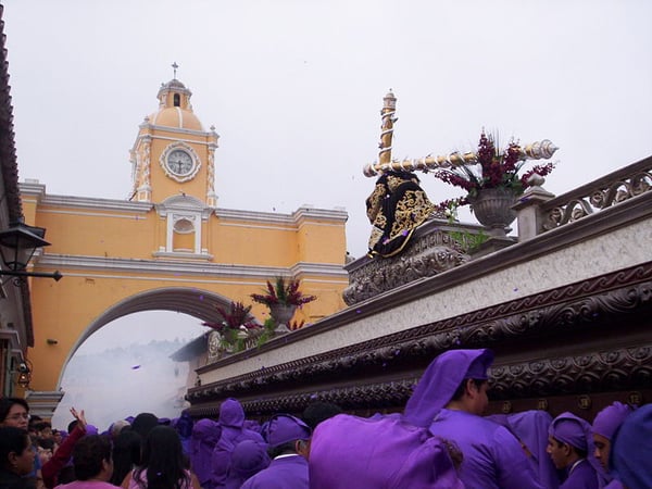 Procession à Antigua, Guatemala. Source : wikimedia