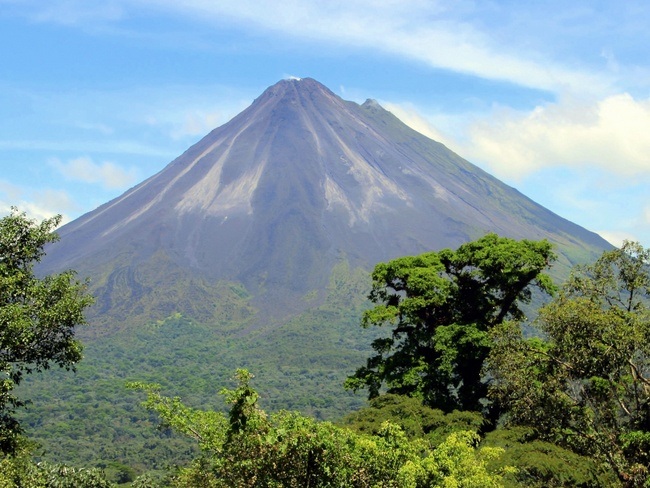 Le cône parfait du volcan Arenal vivre au Costa Rica