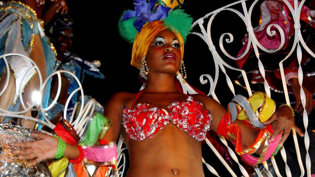 Costume coloré du carnaval de Santiago.
