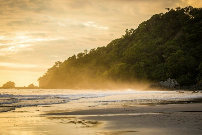 Un beau couché soleil sur les bords du Manuel Antonio National parc