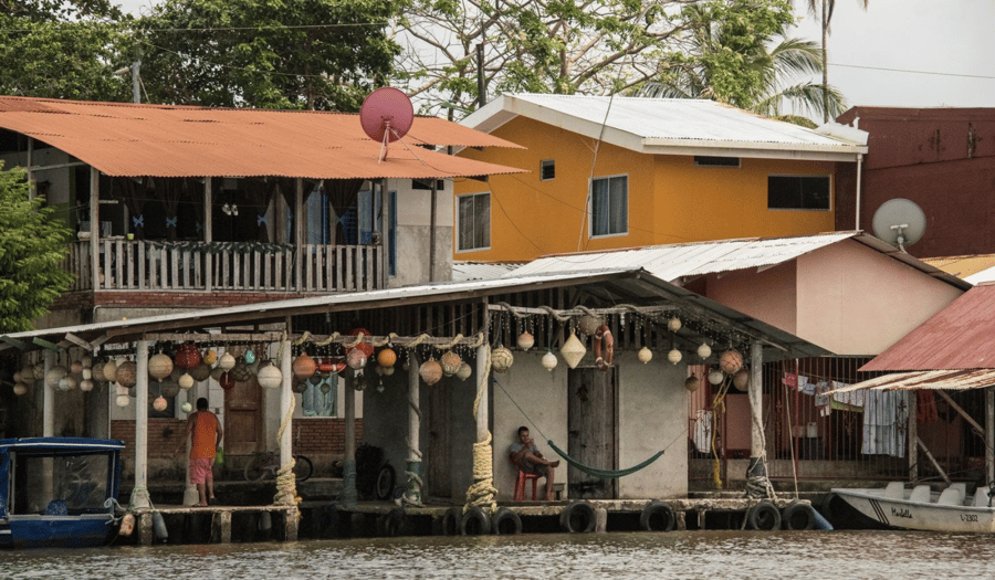 Typisch karibische Stelzenhäuser in Tortuguero